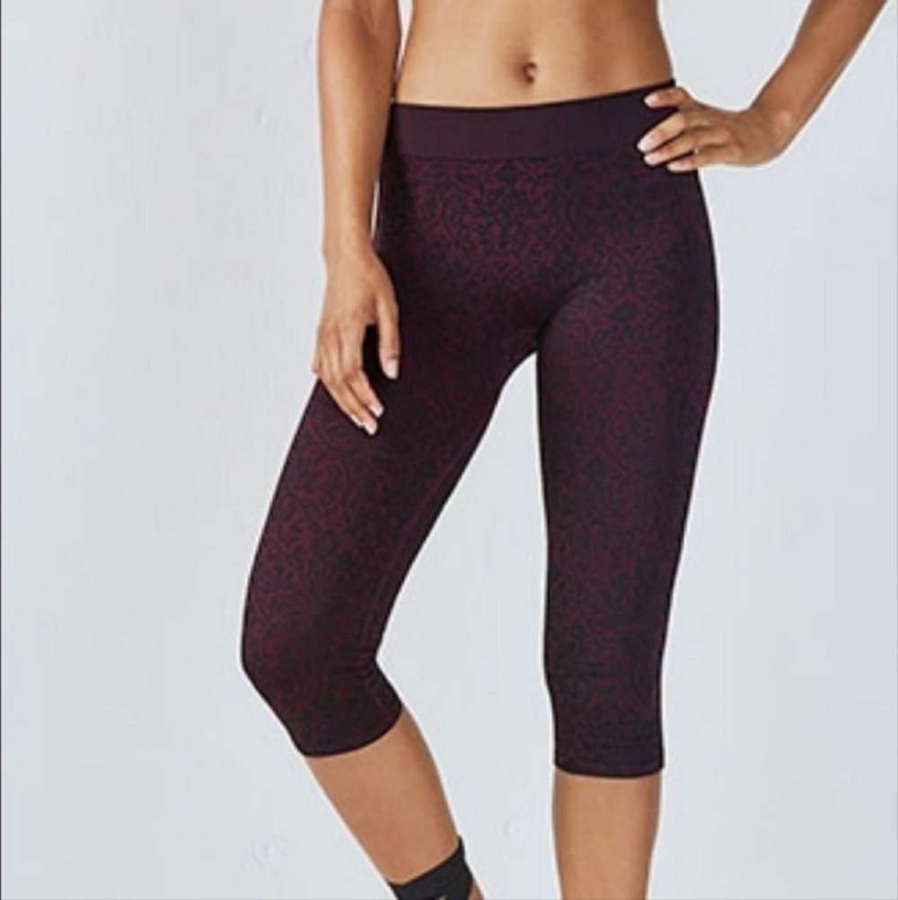 NWT Fabletics SEBASTIAN SEAMLESS TIGHT Burgundy Demask Leggings XXS XS New